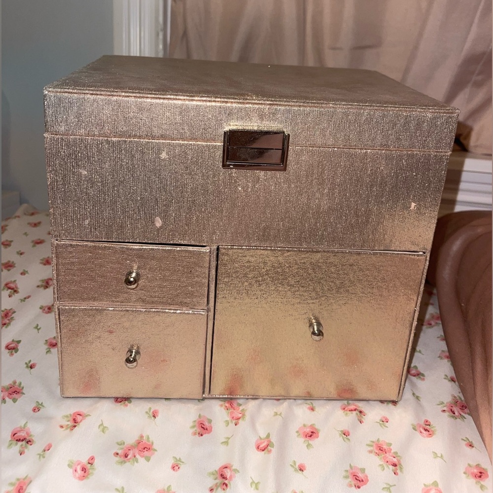 Jewelry box
